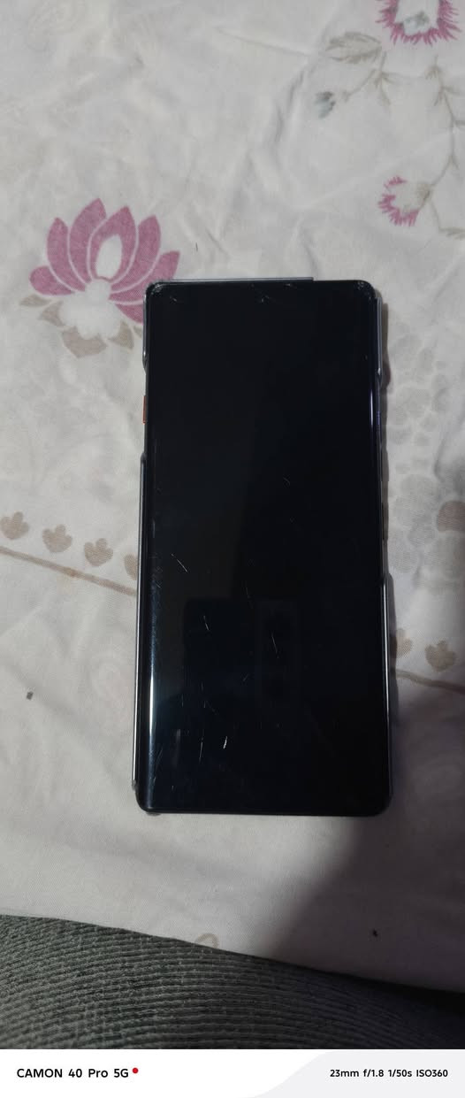 تكنو كامون  40 برو5g  بي فطر بشاشه العلويه الفوك ذاكر 256 والداخليه 24 سعره 225وبي مجال بسيط مكاني حله شارع 60 ***********
