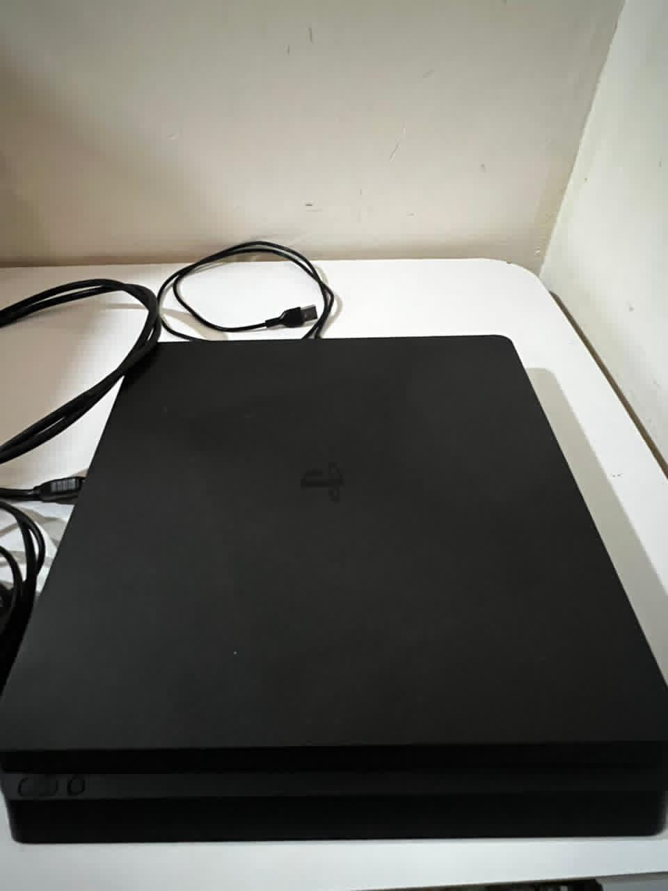 بلي 4للبيع الجهاز نضيف ومامفتوح شرط وانطيك بيه ضمان وياه فيفا23وقراند5غير مهكر جوستك2السعر215بيه مجال:الرقم ***********
