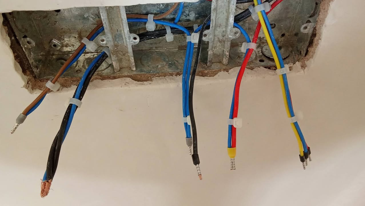 سيف الكهربائي
￼ لكافة الأعمال الكهربائية سيمنز- بوري- صيانة ترميم
للاستفسار:***********
