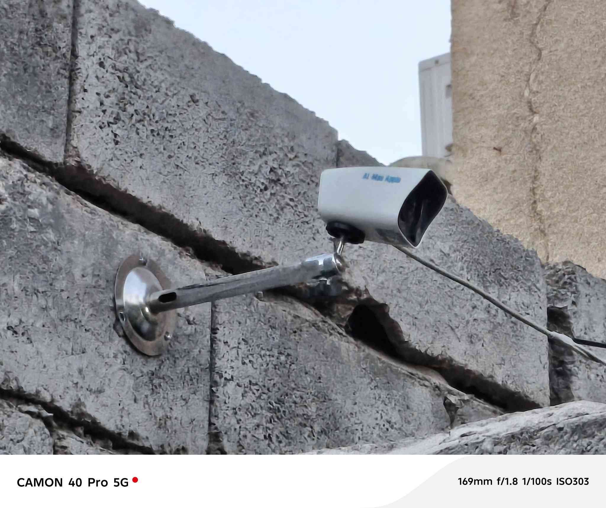 السلام عليكم
منضومه كامرات كامله فقط تربط وشغل
4 كامرات ماركه 3 كوري وحده سويديه
ديفي ار قطعتين موجود صورهن 
واحد مستخدم وثاني بعده بلكارتون ممفتوح
4 وايرات كول 20  متر واير واحد طوله 30 متر
بغداد ***********
