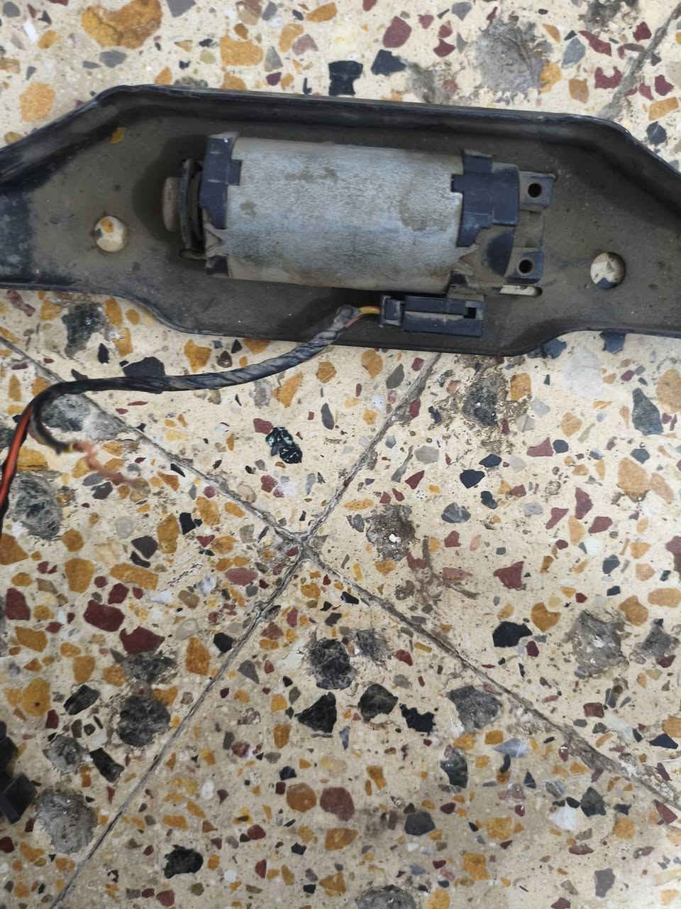 سلام عليكم غراج جارجر من 11 الئ 14 كشنات خلفيه ماطورات كشنات بنواعه عندي تكم تحكم كشنات الجهتين السائق ولبصفه مالات حزام الامان شرط كلهن اصليات  لان انه ممحتاجهن اليحتاجهن يقيم وياخذ مكاني ميسان ***********
