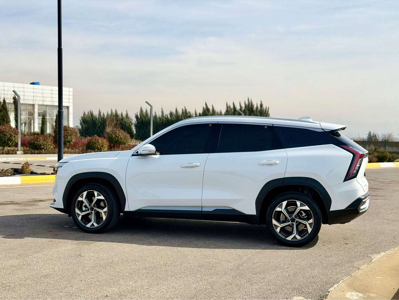 جیلی ستارڕای ٢٠٢٥

مەکینە 20  لیتر تۆربۆ 
‎• هێز: ٢١٨ ئەسپ (HP) و ٣٢٥ نیوتن مەتر تۆرک.
• گێڕ: ٧ نمرە ئۆتۆماتیک (7DCT) - دەبڵ کلاج، ک
• سیستەمی لێخوڕین  (Eco, Comfort, Sport).

✨  (مواسەفات):
• ناوەوە: شاشەی گەورەی دەستی ١٣.٢ ئینچ
• سەقف: پانۆرامای تەواو.
• کامێرا: کامێرای ٣٦٠ پلەی ڕوون (3D View).
• کوشن: کوشن جلد کوشنی کارەبایی.
• لایت: لایتی پێش و دواوەی LED بە دیزاینی ئینفینیتی.
• تایە و ویل: ویلی ئەلەمنیۆمی قەبارە ١٩ ئینچ.
• سەلامەتی: حەساسی پێش و دواوە، سیستەمی دژە خلیسک، و ئەیرباگ

    * ڕادار و خەتی جادە
    * ئۆتۆ ستۆپ
    * شەغال
    * بەسمە و برێک کارەبا
    * وایەرلێس چارج

٢١،٠٠٠ کم ڕۆیشتوە 
بەناوی خۆمەوەیە
کتابی جام ڕەشی هەیە

سعری ٢١٨ گەڵا 
*********** السليمانية, العراق
