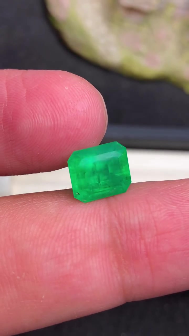 3.90ct Vivid Green Natural Swat Emerald


**إذا كنت صاحب هذا الإعلان وتريد حذفه لأي سبب، رجاءا أرسل رسالة إلى الدعم الفني**