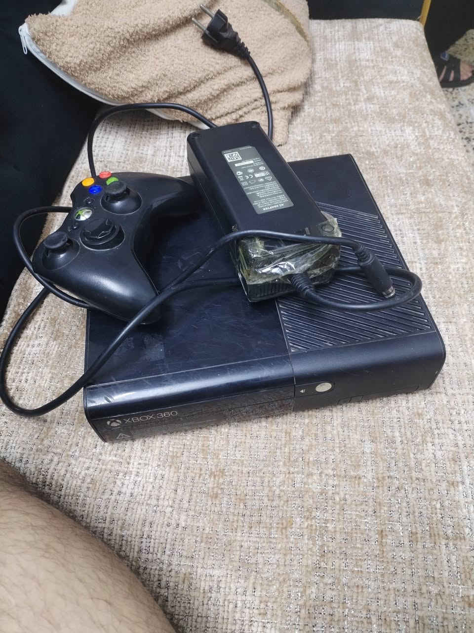 سلام عليكم xbox 360 ويا يده وحده نضيف وابد مداخل تصليح بي تقريبا 15 لعبه غراضه كلهن كاملات ماعرف بيهن مناسب حط سعر وتعال أخذه مكاني بغداد البياع ***********
