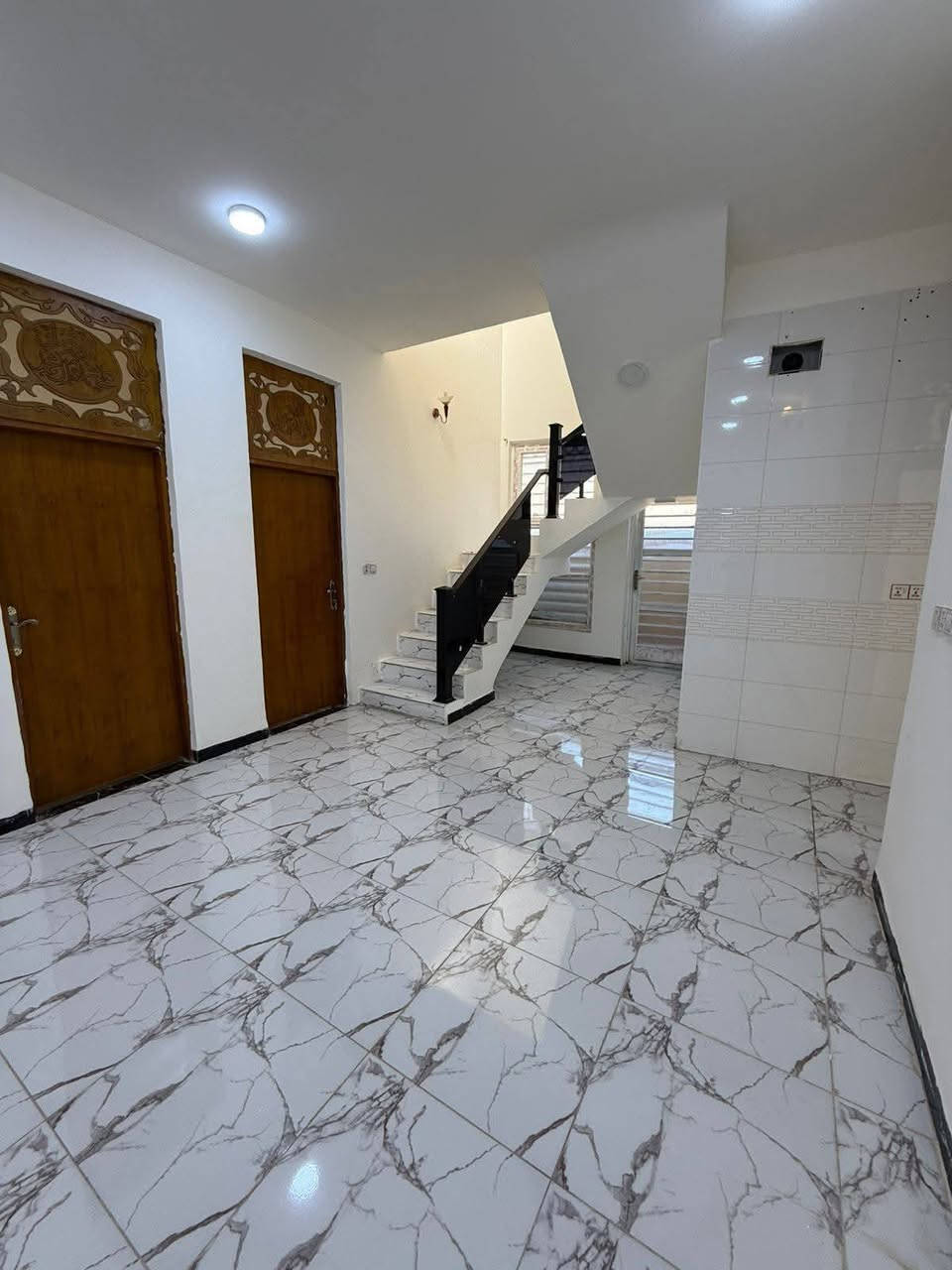 _الحي الثقافي/ام الخيل اختصاصنا🏠
_بيت للبيع ٣١٤متر أم الخيل /الحي الثقافي زراعي عثماني صرف /خلف مطعم كنتاكي هوم 
-البيت طابق واحد كونكريت  درجة اولى.
 ملاحظة مهمة🏠🚫البيت مهيأ وجاهز لبناء طابق ثاني مستقبلا.
_استقبال+صالة+غرفة نوم عدد٢ +مطبخ +مجموعة صحية٣ ٠
الاستفسار /الاتصال او مرجعة مكتبنا 
السعر/(جدا مناسب) 
***********
