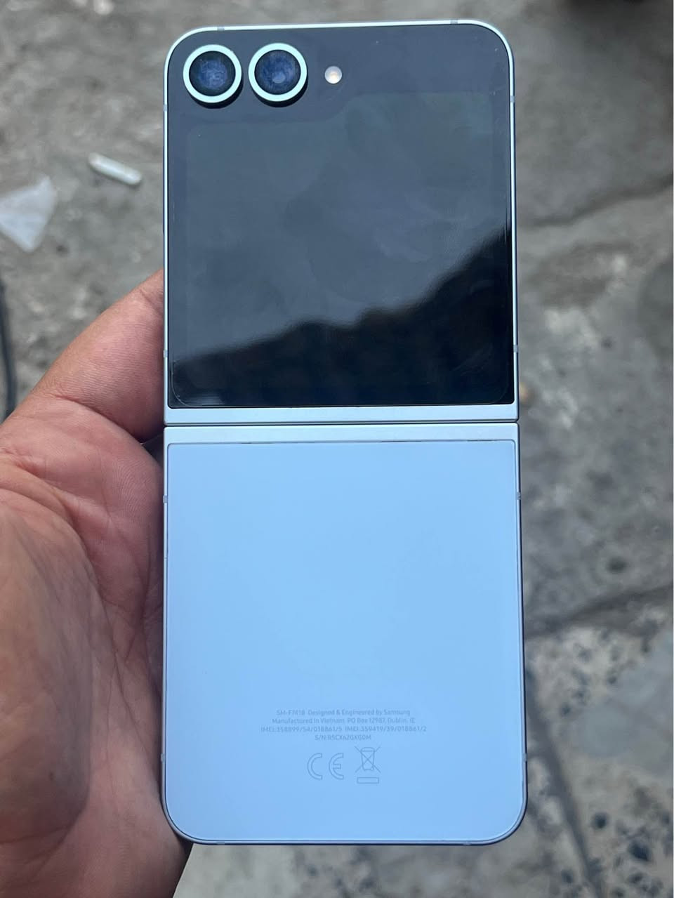 سامسونك Z Flip 6 ذاكره 256 عشوائيه 12 كامل ملحقات الجهاز نظيف جدا لون سمائي مكاني بغداد العطيفيه *********** بغداد, العراق
