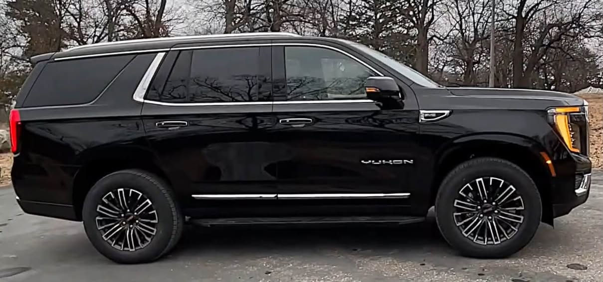 السلام عليكم اخواني الأعزاء
المواصفة التفاصيل
الموديل GMC Yukon Elevation 4WD 2025
نظام الدفع دفع رباعي (4WD)
المحرك V8 سعة 5.3 لتر EcoTec3
القوة 355 حصاناً
عزم الدوران 383 رطل-قدم
ناقل الحركة أوتوماتيكي من 10 سرعات
السعة 8 ركاب (قياسي) / 7 ركاب (مع خيار المقاعد الوسطى المنفصلة)
الوقود بنزين عادي (Regular)
استهلاك الوقود 15 ميل/غالون (مدينة) / 20 ميل/غالون (طريق سريع)
الحد الأقصى للقطر 8,200 رطل
الوزن الفارغ 5,490 رطل

---

2. المواصفات الخارجية

المواصفة التفاصيل
الطول الإجمالي 210.1 إنش
العرض 81 إنش (بدون مرايا)
الارتفاع 76.5 إنش
قاعدة العجلات 121 إنش
العجلات 20 إنش من الألمنيوم
المصابيح الأمامية LED مع إضاءة متحركة (Animated)
المصابيح النهارية LED
الباب الخلفي كهربائي قابل للبرمجة
النوافذ معزولة للصوت وملونة
قضبان السقف جانبية

---

3. المواصفات الداخلية والتكنولوجيا

· شاشة المعلومات والترفيه: 16.8 إنش مع نظام Google المدمج
· شاشة العدادات الرقمية: 11 إنش
· نظام الصوت: Bose بـ 10 مكبرات
· المقاعد الأمامية: قابلة للتدفئة والتعديل كهربائياً
· مقاعد الصف الثاني: قابلة للتدفئة
· المقود: قابل للتدفئة
· مكيف الهواء: ثلاثي المناطق
· شاحن لاسلكي للهواتف
· منافذ USB: في جميع الصفوف الثلاثة
· نقطة اتصال Wi-Fi: 5G
· Apple CarPlay و Android Auto: لاسلكيان

---

4. أنظمة الأمان والمساعدة

· كاميرا محيطية عالية الدقة
· فرامل طوارئ تلقائية مع كشف المشاة وراكبي الدراجات
· تحذير مغادرة المسار و المساعدة في الحفاظ على المسار
· تنبيه النقطة العمياء مع توجيه التدخل
· تنبيه المرور الخلفي مع فرملة تلقائية
· حساسات ركن أمامية وخلفية
· نظام الركن التلقائي
· مثبت سرعة تكيفي (Adaptive Cruise Control)
· مصابيح أمامية عالية أوتوماتيكية
· محدد انزلاق خلفي (Limited-slip rear differential) 
السيارة وارد أمريكي 🇺🇸 
للتواصل والاستفسار ***********
