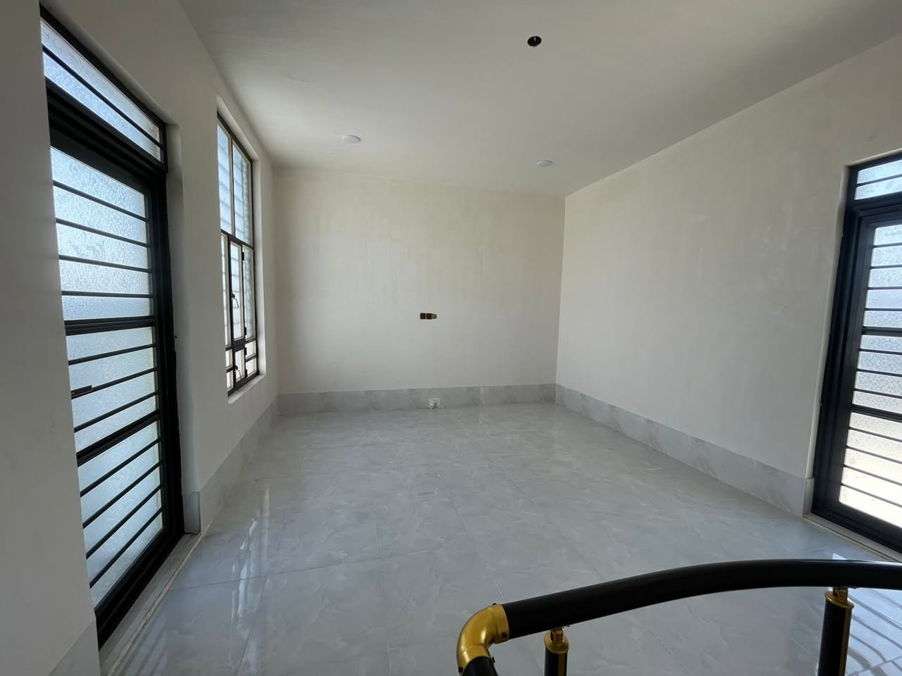 بيت جديد جاهز للسكن
بيت للبيع بل 📍٦ كيلو قرب مجمع الهندسي بل ١٢ الف طابق واحد طابو صرف تحويل  مباشر بناء حجر 2026
غرفتين نوم 
صاله 
مطبخ
ستقبال صحيات خارج وداخل
مناور عدد٢
كراج سياره  
بيتونه كبيره 
السعر ( ١١٥ )
مكتب كريم العبيدي 
***********
