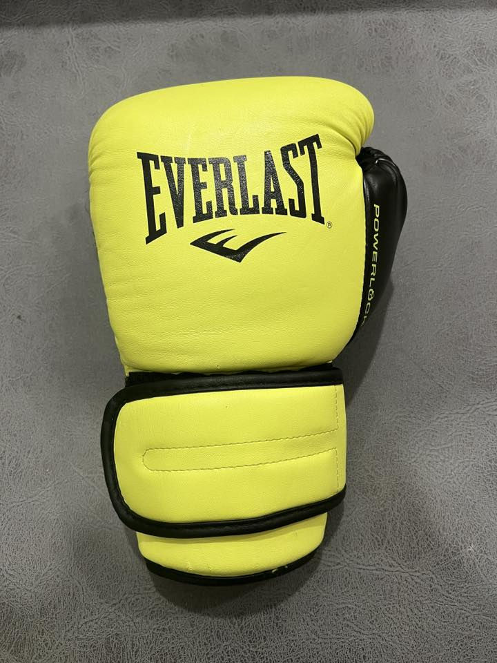 تجهيزات ملاكمه و  فنون قتاليه و رياضه مستعمله بضع اشهر 
يوجد توصيل للاستفسار على خاص او على ***********
١-جفوف ملاكمه power lock 2 everlast اصلي (٦٥) دينار
٢-باندج ملاكمه و قتال ufc خمسه متر 5m (٥) دينار
٣-سيت أوزان دمبلص مع حافضه (0.5kg-1kg-1.5kg) (٢٥) دينار
٤-حبل قفز سرعه ريبوك rebook speed robe اصلي (٢٠) دينار
مستعمل شهر
٥-كرة ردة الفعل ربطة الرأس Reflex ball (١٠) دينار
