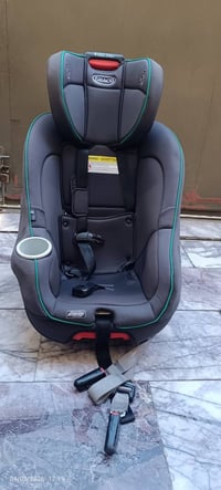 مقعد اضافي للاطفال بعده جديد ما مستخدم اجه ويا السياره  للبيع الي يريد...