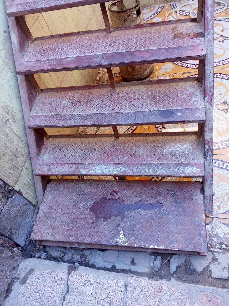 اللبيع درج حديد تزكام اربع متر كنلات الصفائح  وحصريه البايه متر رقم *********** السكندريه
