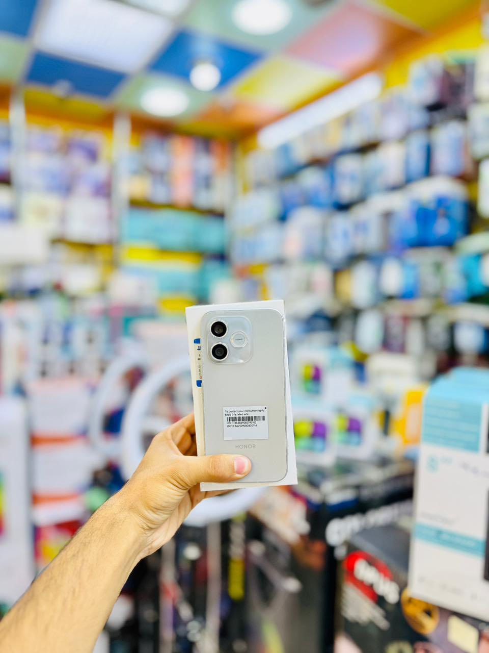 بسم الله ماشاء الله
متـوفر Honor 600 lite

التصميم والشاشة
• الشاشة: شاشة ممتازة من نوع AMOLED بحجم 6.6 بوصة وبدقة 1.5K (1200 × 2600 بكسل). تدعم معدل تحديث 120Hz، وتأتي بسطوع خارق يصل إلى 6500 شمعة (في الذروة)، مع تقنية حماية العين
• التصميم والمتانة: هيكل معدني متين ومقاوم للصدمات (يتحمل السقوط حتى 1.8 متر)، بالإضافة إلى مقاومة الغبار ورذاذ الماء القوي بمعيار IP66. ورغم متانته، 
# الأداء والعتاد
• المعالج: من شركة ميديا تيك، وهو Dimensity 7100 Elite بدقة تصنيع 6 نانومتر، والذي يقدم أداءً مستقراً وسلساً في المهام اليومية والألعاب.
• الذاكرة والتخزين: يأتي بنسخ تشمل ذاكرة عشوائية (RAM) بحجم 12 جيجابايت، مع ذاكرة تخزين  256 جيجابايت 
• النظام: يعمل بأحدث نظام تشغيل Android 16 مع واجهة هونر MagicOS 10،
# الكاميرات
• الكاميرا الخلفية: مزدوجة؛ الأساسية بدقة 108 ميجابكسل بفتحة عدسة f/1.8 وتقدم تفاصيل ممتازة، والكاميرا الثانية بدقة 5 ميجابكسل للتصوير الواسع (Ultrawide).
• الكاميرا الأمامية: بدقة 16 ميجابكسل بفتحة عدسة f/2.5.
• تصوير الفيديو: يدعم تصوير الفيديو بدقة 1080p بمعدل 30 إطاراً في الثانية (لا يدعم تصوير الـ 4K).
## البطارية والشحن
• البطارية: عملاقة بسعة 6520 مللي أمبير، وهي من أبرز نقاط قوة الهاتف، حيث يمكنها الصمود بسهولة ليومين 
• الشحن: يدعم الشحن السريع بقوة 45 واط، ويدعم الشحن العكسي السلكي بقوة 6 واط.


**إذا كنت صاحب هذا الإعلان وتريد حذفه لأي سبب، رجاءا أرسل رسالة إلى الدعم الفني**