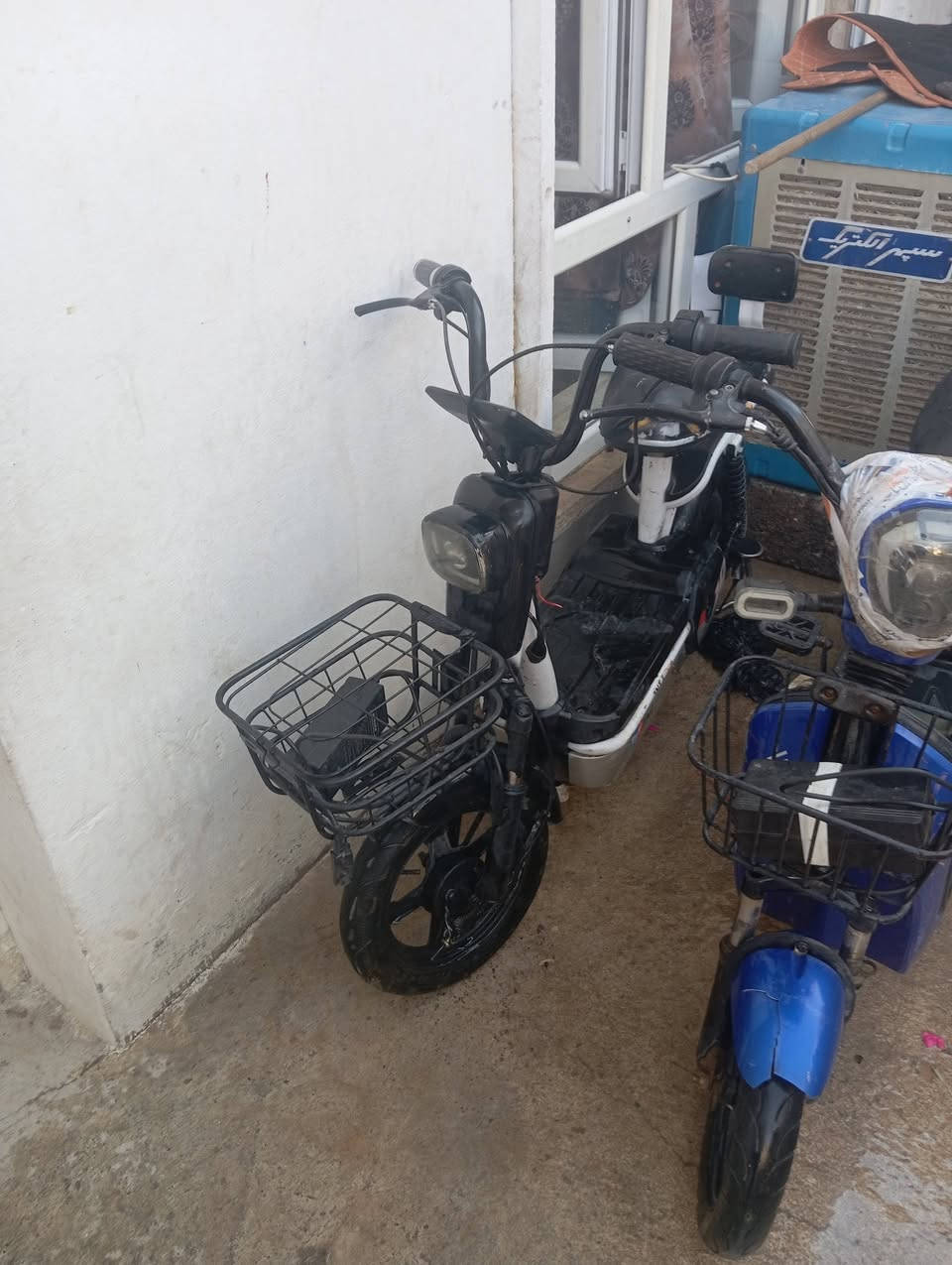 السلام عليكم عندي هذني ماطورين شحن البيع عايزهن بطاريات قفل 100اثنينهن بيع مستعجل العنوان بحركه ولي عنده الهند بطاريات اشتري


**إذا كنت صاحب هذا الإعلان وتريد حذفه لأي سبب، رجاءا أرسل رسالة إلى الدعم الفني**