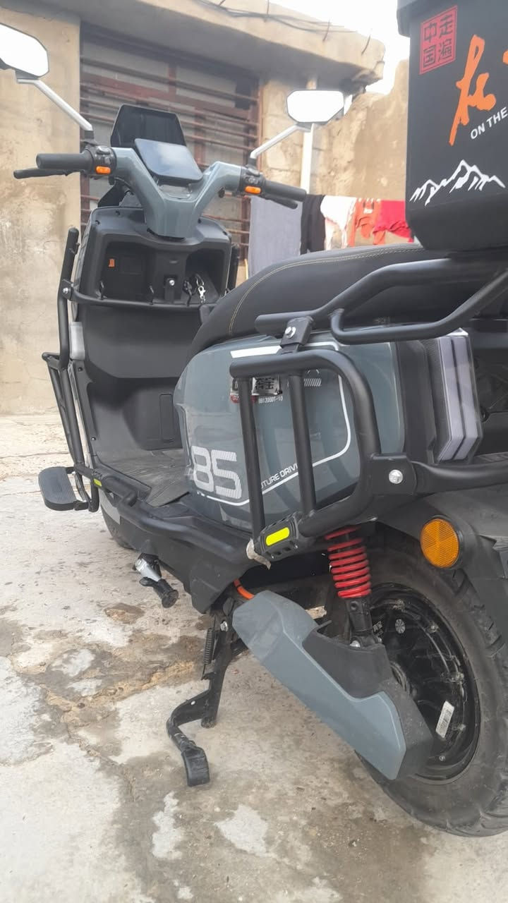 دراجه شحن
سرعه 85
تمشيك 60كيلو للشحنه الوحده 
6بطاريه ملف 2000
الدراجه جديده بصمه عدد ثنين 
قفل ستيرن  4سرع صارله شهر عندي 
الدرجه ضخمه واحله من الصور   السعر مليون و 50الف بيه مجال قليل  مكاني تقاطع درويش شهداء السيديه ***********
