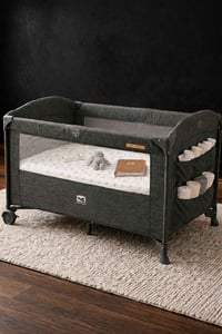 سرير أطفال متنقل الحالة: شبه جديد (نظافة تامة).  المميزات: تصميم ذكي و...