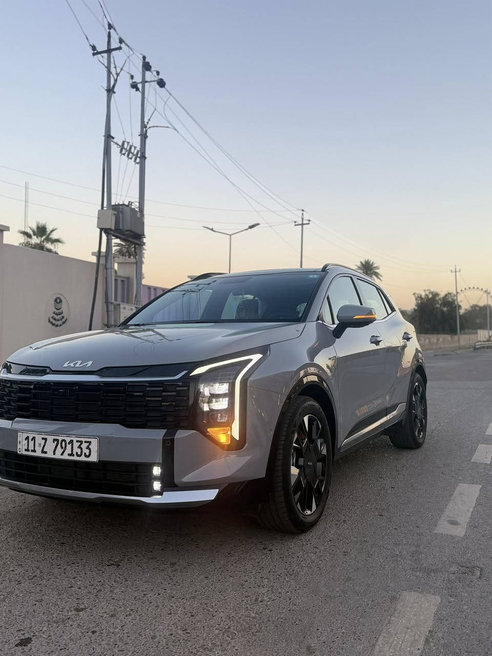 � كيا سبورتج 2026 VIP – الفئة الجديدة 🔥 السيارة مغلفة PDF بكمل
وبيه بارد عل كد اصبع فقط 
ماشية 2600km يعني زيرو
‏ جام  الأمامية ضد الكسر 
وباقي ضد الشمس بس هاي كلفتني 2000$
بانوراما | 4 كامرات | 12 حساس | مقاعد تدفئة وتبريد | أوتو بريك

💰 السعر: 43مليون وبيه مجال قليل 

المحرك: 4 سلندر DOHC سعة 2.0 لتر – بنزين
ناقل الحركة: أوتوماتيك 6 سرعات
الضمان: 5 سنوات أو 100,000 كم
اللوحات: بغداد

⚙️ 
أنظمة الأداء والأمان

• أوضاع قيادة متعددة (Drive Modes)
• نظام مانع الانزلاق ESP
• نظام نزول المنحدرات
• Auto Hold
• نظام الفرملة التلقائية (Auto Brake / AEB)
• نظام النقاط العمياء
• شاشة عدادات مزوّدة بكاميرات يمين ويسار
• 6 وسائد هوائية
• 12 حساس أمامي وخلفي
• ISOFIX لتثبيت مقاعد الأطفال

🛋️ 
الداخلية والراحة

• مقاعد جلد قرميدي مع بطانة الأبواب
• تحكم كهربائي بالمقاعد الأمامية
• تدفئة وتبريد للمقاعد الأمامية
• ستيرنك رياضي D مطرّز جلد بلونين
• دخول ذكي
• تشغيل المحرك عن بُعد
• صندوق خلفي كهربائي
• شاحن لاسلكي

📱 
التقنيات

• شاشة عدادات رقمية متصلة
• شاشة وسطية تعمل باللمس
• Apple CarPlay
• نظام صوتي مع أوامر صوتية
• تحكم من المقود
• تكييف بشاشة متغير مناخين (Dual Zone Climate Control)

💡 
الخارجية

• سقف بانوراما
• الترايش / الإطار الأمامي Piano Black
• إضاءة خلفية LED
• مصابيح أمامية زينون
• إضاءة LED نهارية
• مرايا جانبية كهربائية الطي مع إشارات
• إطارات قياس 235/50R19

📞 للتواصل والاستفسار:
***********
