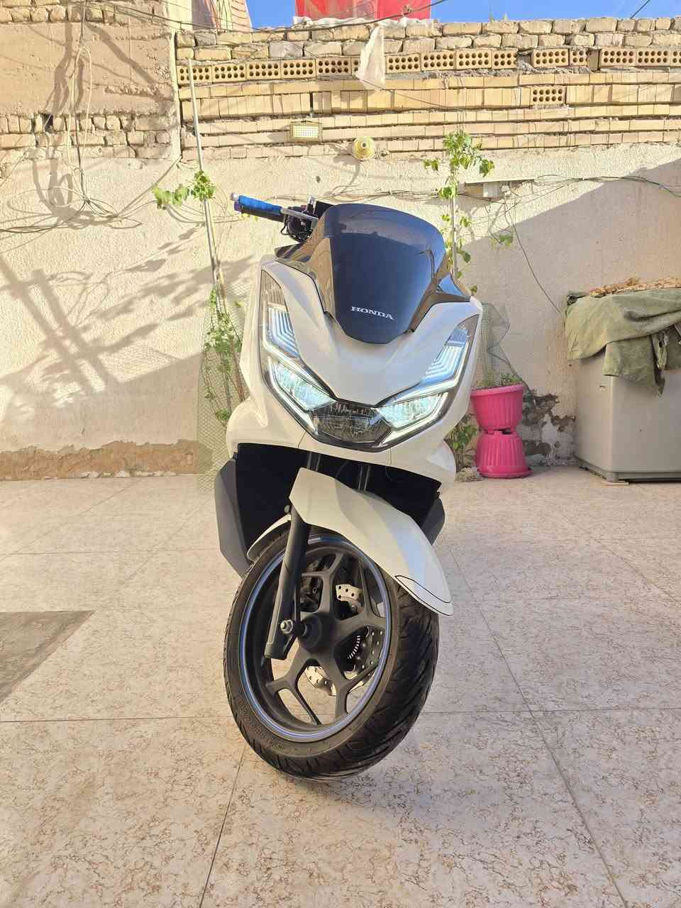 دراجة هوندا بي سي اكس جيل رابع هايبرد
للبيع دراجة بي سي اكس جيل رابع هايبرد
اصدار اليابان مكفولة وبيها ملاحظات بسيطة بالكفر 
موجودة بالصور

بيها نظام توقف ذكي وشحن تلقائي بالسرعة والتوقف
بريكات ABS مانع انزلاق وشوي تزويدات بالدراجة
ستاند موبايل وشاحن موبايل بالدراجة
تدفئة لليدات بلادي

ملحقاتها خوذة لون ابيض اصلية ومرايات جانبية بلادية
ووصل الشراء موجود

موقعي ميسان

للتواصل :
***********
