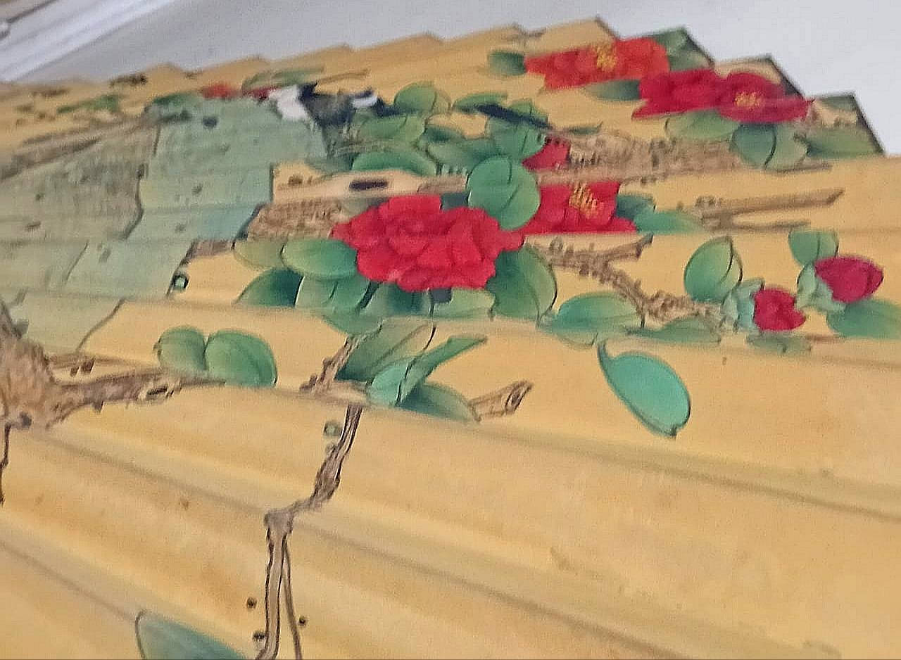 مروحة حائط صينية تقليدية عتيقة - مروحة كبيرة مصنوعة يدويًا من الخيزران والورق
عتيق من أربعينيات القرن العشرين
المواد: الخيزران، الورق، الطلاء
، مصنوعة من الخيزران والورق الأصليين، مصنوعة يدويًا برسم طائرين جالسين على شجرة ورد. الخلفية خضراء ليمونية، والطيور خضراء، وزرقاء، وزرقاء، والورود حمراء ووردية، والكروم بنية وخضراء ومحاطة بالأسود. مزيج رائع من الزهور والطيور المرسومة يدويًا على ورق "عتيق"، وخيزران مطلي، بلمسة نهائية يدوية الصنع متقنة.
يوجد مسماران من الحرير في الخلف للتعليق.
يبلغ طول هذه المروحة أكثر من 43 بوصة عند فتحها، لأنني لم أرغب في إجهادها بتمديد طياتها. يبلغ ارتفاعها 25 بوصة، ولأنها تفتح بمقاومة طفيفة، ولا تتسطح طياتها، يبدو أنها لم تُعرض أبدًا. حالة ممتازة، بدون أي تمزق أو تآكل على الورق أو أضلاع الخيزران. عمل فني رائع..


**إذا كنت صاحب هذا الإعلان وتريد حذفه لأي سبب، رجاءا أرسل رسالة إلى الدعم الفني**