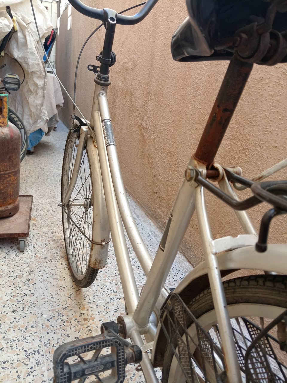 اسلام عليكم بيسكل للبيع عبدالحليم سانتوس حجم 24 السعر 70/او بي مجال لل طيبين المكان حي صدام /***********/الاستفسار عل هذا الرقم
