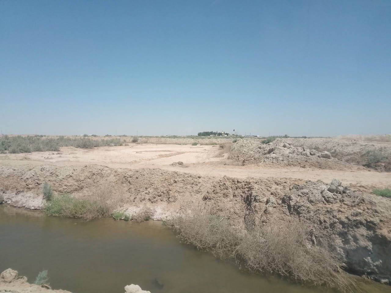للبيع ارض زراعية في النجف قرب عين ومقام الامام الحسن عليه السلام الأرض
عن الامام الحسن كيلو فقط وعن الشارع العام كيلو فقط
مساحتها 50دونم عقد جديد بسمي يحتوى على بئر فواروكهرباء قريبة جداً  الأرض طينية جاهز للزراعة ومسوترة يمها معامل دواجن وزراعة وتصلح سكن موقعها ممتاز مكفول من كل المشاكل العشائرية تنازل بسمك للعقد ثاني يوم
سعرها 32 مليون بيها مجال 
الاتصال/*********** وبخدمتكم
