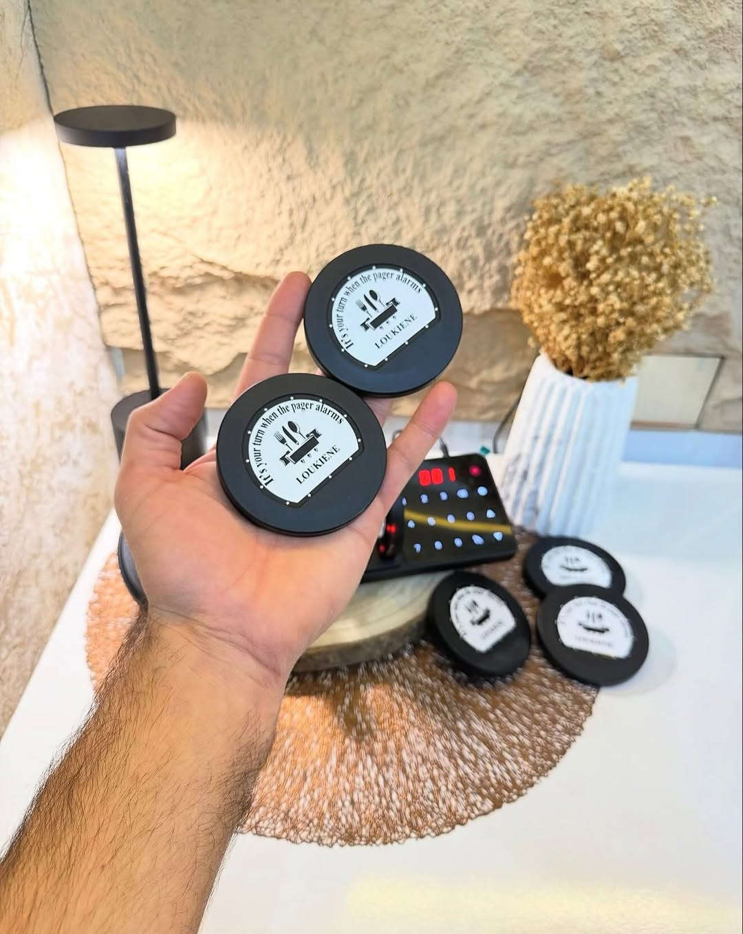 اجهـزه اتصال لاسلكي الطنان للمطاعم شحن 
أجـهزه استقبال المسافات لاسلكي للمطاعم والفنادق والمقاهي وغيرها 
مجموعه متكونه (10) قطع شحن مع جهاز ارسال لاسلكي يعمل بالطاقه الكهربائيه 
كل جهـاز يحمل رقم معين يتصل لاسلكي بالجهاز الرئيسي مع شاشه وأرقام 
القطع تعمل بنظام الشحن مع بطارية ليثيوم قابلة لأعادة الشحن السعة (200) ملي أمبير 
نظام مناداه عند اكتمال الطلب يسمح للزبائن بالجلوس او التنزه وعند اكتمال الطلب يذكرهم بالتقاط الطلب 
مسافة الاتصال (300) متر 
جهـاز مصنوع من البلاستك (ABS) قوي ومتين 
نسبه مضاده للمياه (IP33)
صوت تنبيه عالي وواضح مع ضوء 
جديـد بالباكيت مع كافـه الملحقات 
للتفاصيـل اكثـر داخل الموقع الرسمي 
السعـر ٤٥ الف 💰
ملاحظه (عند الشراء فحص المنتج قبل مغادره المندوب بعدها نكون غير مسؤولين)
توصـيل 🚚 بغداد ٥ الاف 
توصـيل 🚚 محافظات ٦ الاف⁩⁩⁩⁩⁩


**إذا كنت صاحب هذا الإعلان وتريد حذفه لأي سبب، رجاءا أرسل رسالة إلى الدعم الفني**