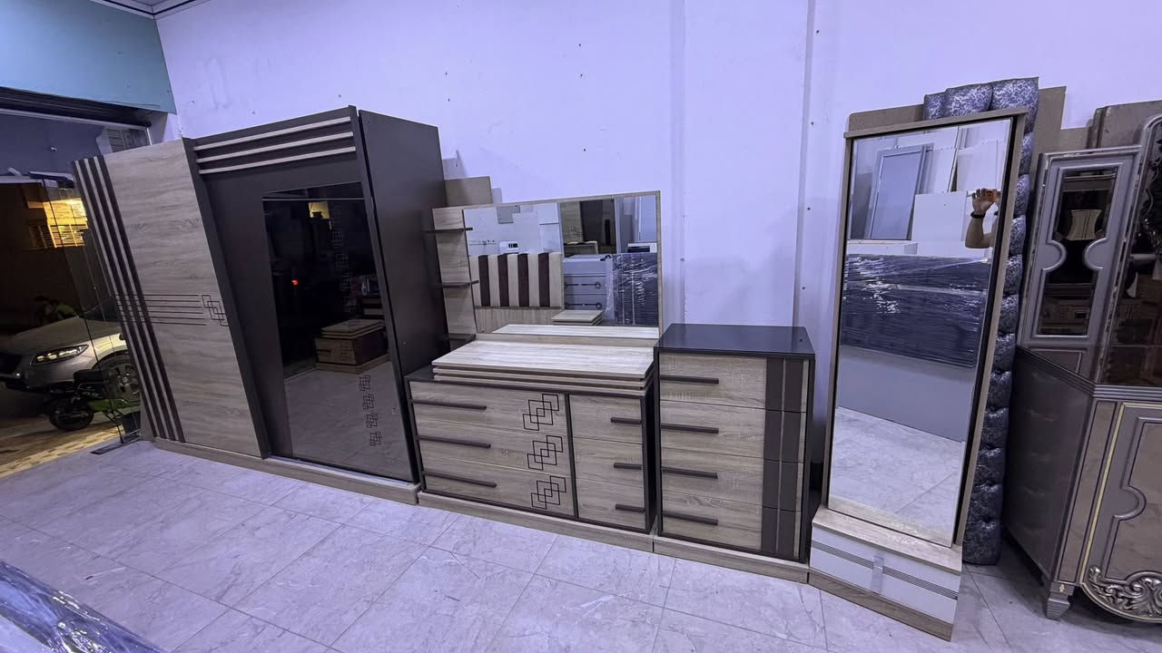 غرفه نوم ماركه  لون عسلي مطخم جوزي7قطع نظافه اخو الجديد السعر مع الشد والنقل 650 الف *********** // ***********
