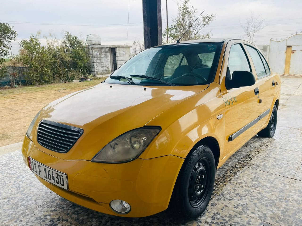 السلام عليكم للبيع طيبه 2015 رقم بغداد انكليزي هيئه و غرامه مصفره تحويل مباشر كير محرك جدد تتفئه تبريد شغاله كهربائيات كلها شغاله تخم تاير صدر امامي خلفي جديد 
السياره فقط جاملغ مبدل و مرشوش البنيد بدون ضربه 
مكان بغداد 
السعر 36 
***********
