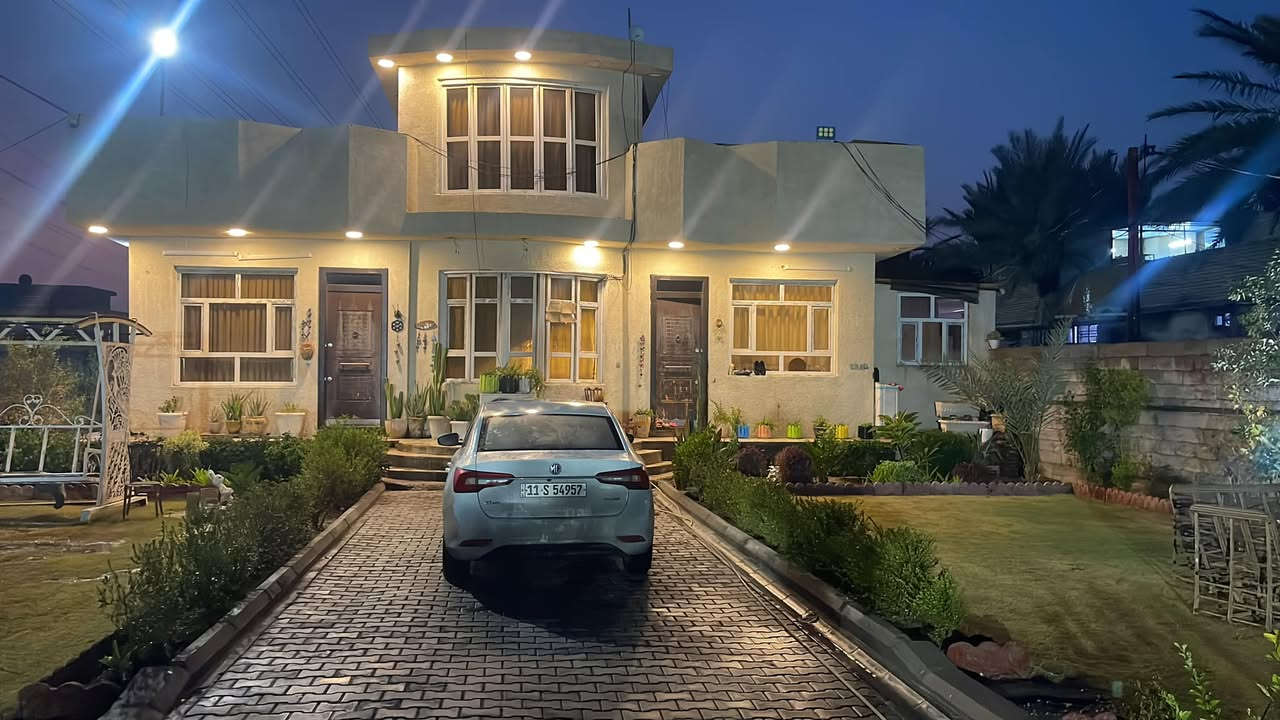 السلام عليكم 
نص دونم في السلاميات نزلت الزغيلات قريب ع ثانويه الحظر قرار ١١٧ المساحه الكليه ١٢٠٠يحتوي ع بيت مساحه ٢٠٠خدمات جاهز للسكن اي استفسار الأتصال ع الرقم *********** او اتصل وتساب
