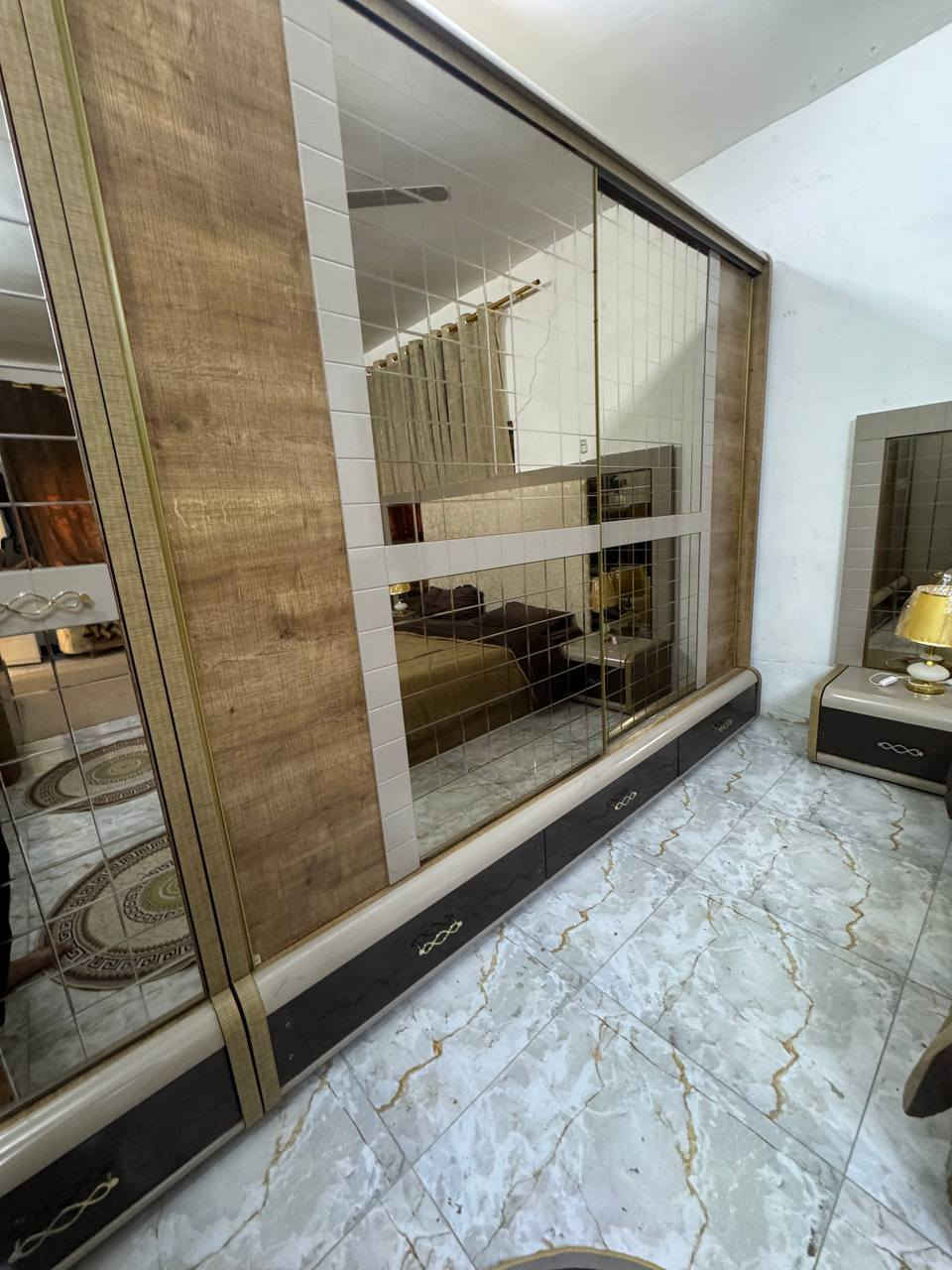 غرفه 11 قطعه تركي نظيفه كلش ما بيه اي ضرر  كنتور اضافي الظهر بلوك السرير مخزن  السعر مليون وبيه مجال العنوان بابل المركز م  ***********
