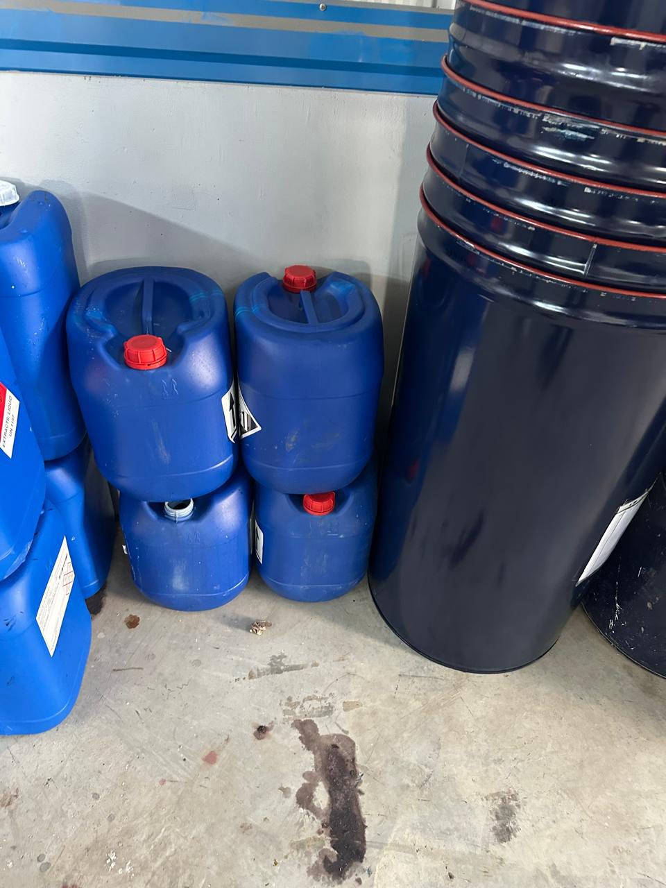 السلام عليكم
موجود براميل وجلكانت او دبات بالاضافه براميل البلاستك 

الي يحب يشتري يراسلني خاص ، نكدر نوصلك بكل مكان بالعراق


**إذا كنت صاحب هذا الإعلان وتريد حذفه لأي سبب، رجاءا أرسل رسالة إلى الدعم الفني**