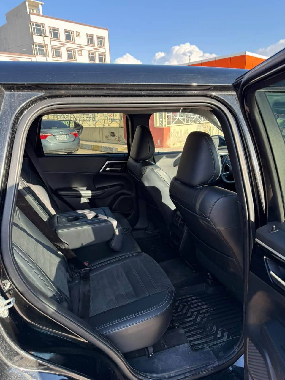 السلام عليكم 
للبيع فقط 
ميتسوبيشي اوتلاندر 2024

ماشيه 26 ميل
محرك 2500 / 4 سلند

مواصفات (se) لون اسود 
كشن هيتر تبريد تدفىة كشن كهربائي ويل كروم كاميره 360 درجة صندوك شفت سيارة فول بس بدون فتح بدون دبل
سيارة (2) قطعة ونص صبغ بدون دواخل شاصي بدنه شرط ترقيم شرط سونار رقم شاصي موجود
تترقم شمالي (دهوك) باقي (40) يوم للرقم 

سعر(184) 
رقم هاتف  *********** واتساب 
مكان السيارة (عقرة) أربيل, العراق
