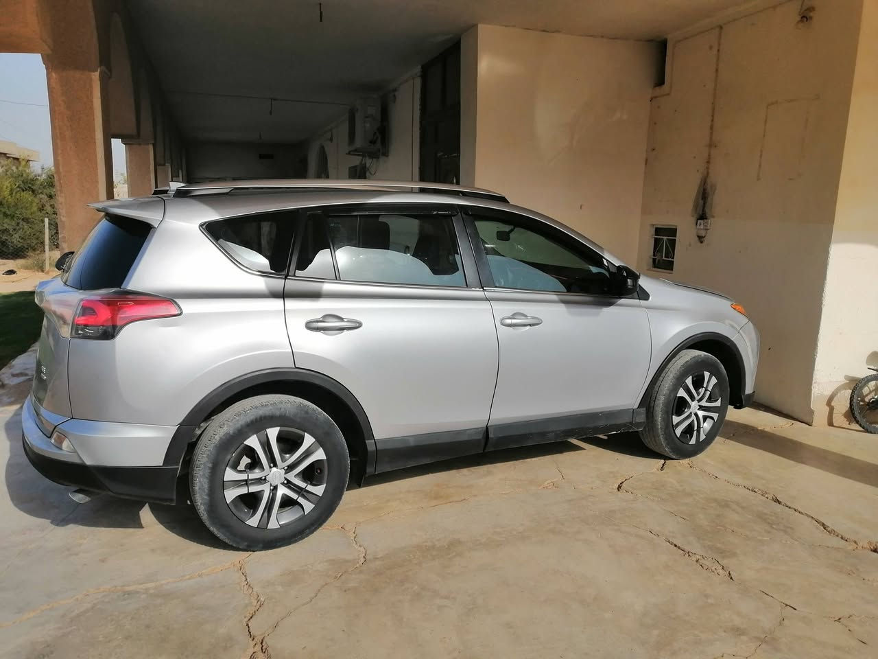 السلام عليكم سياره راف فور موديل 2016 سلفر  للبيع  السعر 145 بيها ضرر اربع قطع . للتواصل ***********
