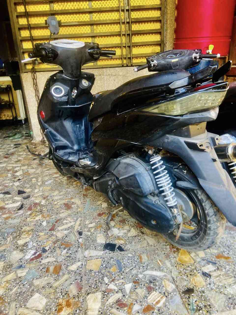 أسلام عليكم سكنس لد للبيع المحرك ممفتوح ودراجه خير من الله وكهربائيات كله شغاله ومداريه دهن امزويل وبانزين محسن نضافه الكفرات 70‎%‎ نقصه جاملغ امامي سعرها 850 وبيه مجال هـ***********
