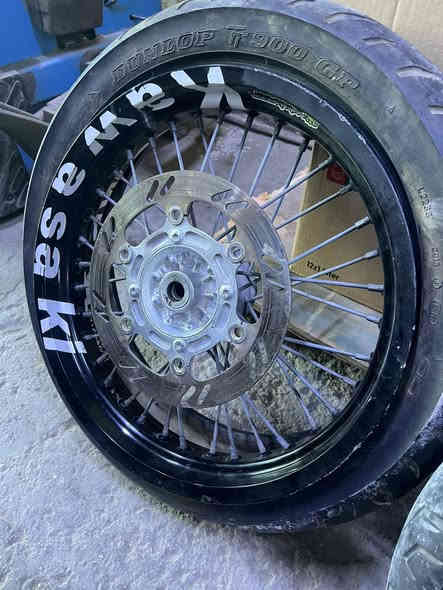 السلام عليكم وياله وتايرات للبيع اشتريتهن ماصارن على دراجتي 
***********
واتساب و اتصال
