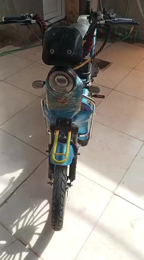 دراجة شحن للبيع شغالة تايرات جديد لوك كهربائيات كاملة نقص بطاريات اثنين بس  رايده250 ))***********
