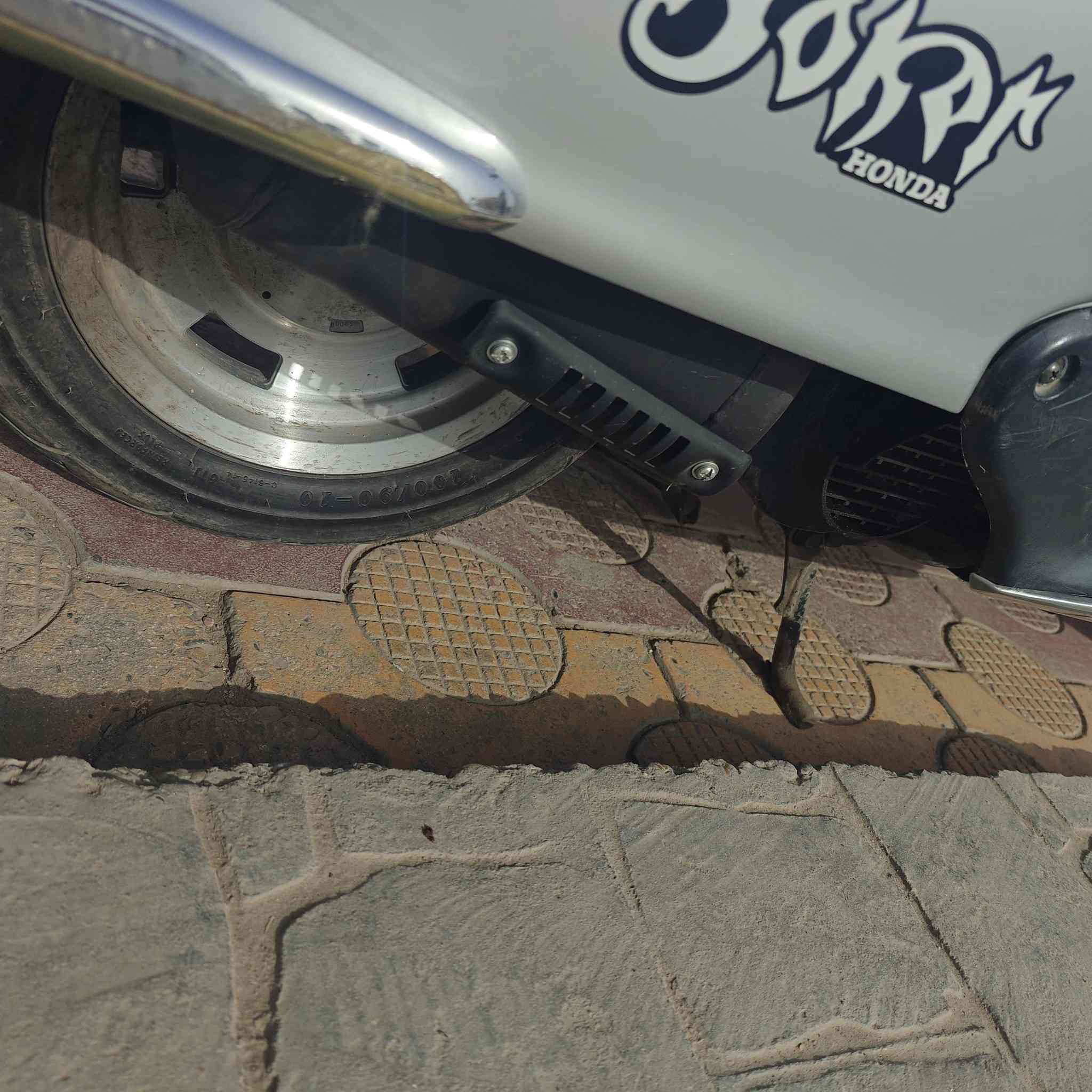 سلام عليكم
دراجه عبد حليم كلاسك اليدي وانهم جيل طيبين 
كلاسك مال جناي انتيكه 
شغاله اشاير عالي ناصي كلها مكفوله 
البيع  ٦٥٠ بيها مجال خادم الطيبين بغداد زعفرانيه رقم ***********
