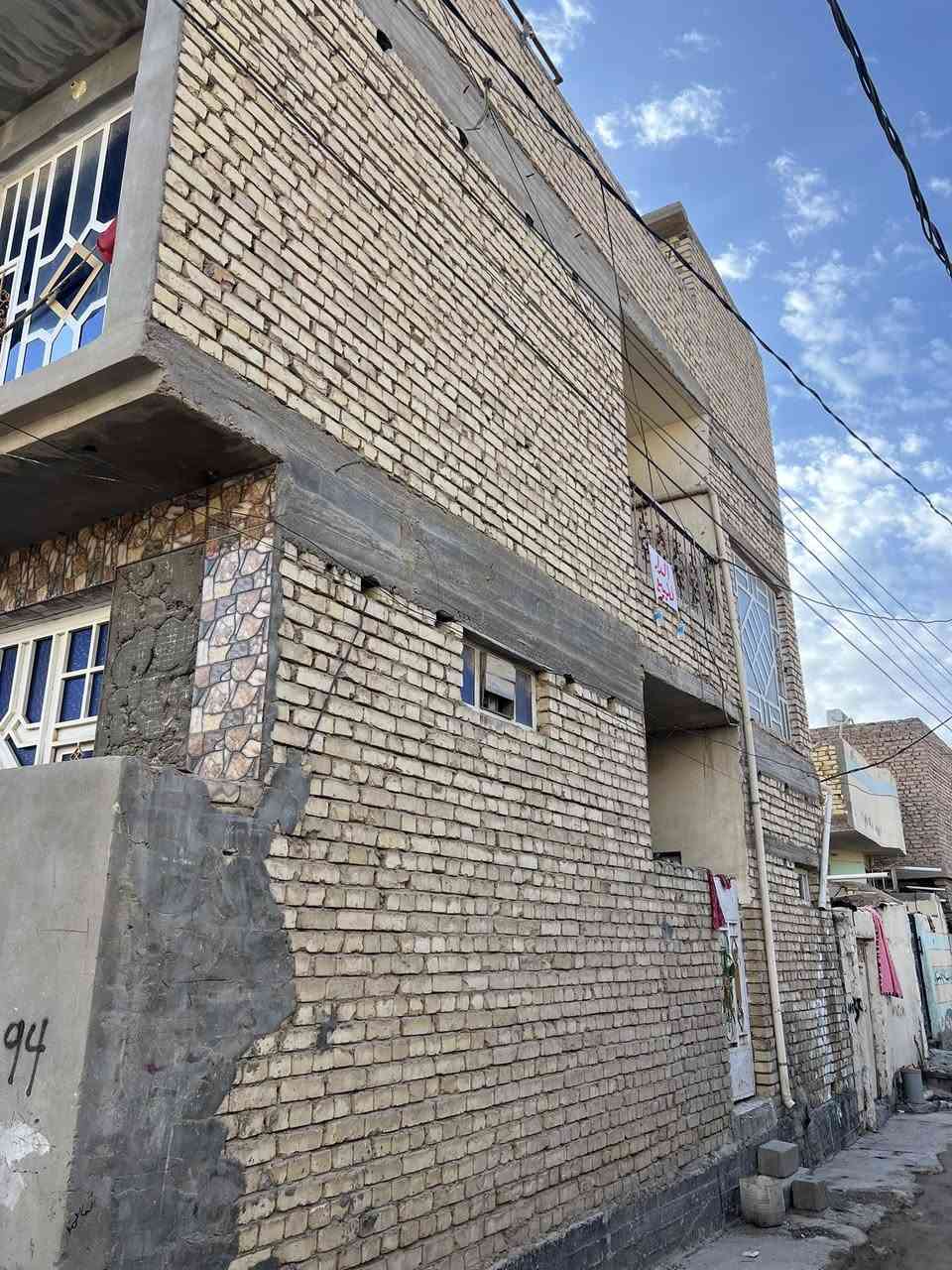 بيت للبيع 
الموقع الجديدة فرع مقابيل مدرسة اجنادين 
اول فرع بلجديدة 
البيت ركن وجهين 
خلف اسواق قحطان 
بيت كامل مكمل 
مساحة البيت 125م
يتكون من استقبال وصالة ومطبخ وغرفه نوم وصحيات 
الطابق الثاني 
3غرف نوم وصالة 
وصحيات خارجيه 
للاستفسار الاتصال ع الرقم ‭
0772 458 7268‬
