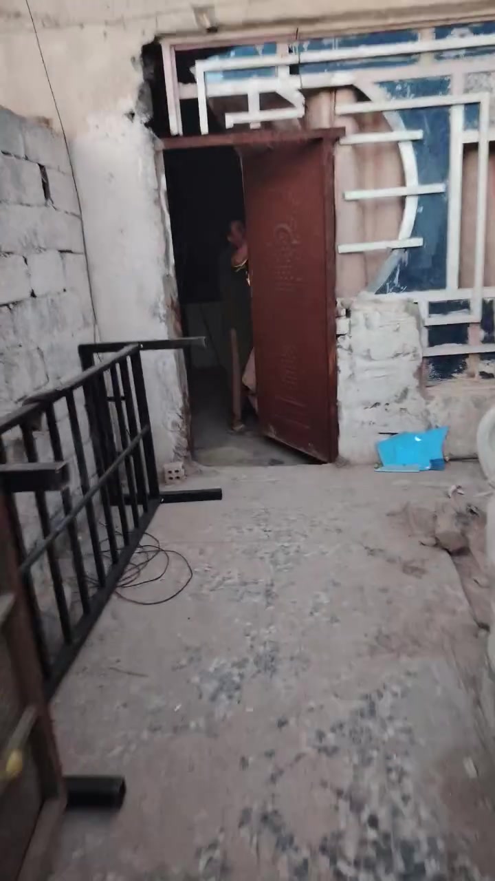 السلام عليكم 
بيت للبيع يتكون من غرفه وصاله ومطبخ واستقبال الدوانم مقابل شارع الشمري خلف تارتان عبد الامير موتفر ماء كهرباء قريب ع الشارع التبليط متوفر كل الخدمات 
للتواصل رقمي واتساب او الاتصال
***********
