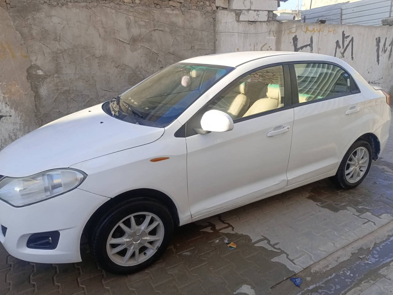 سلام عليكم عندي سياره للبيع شيرين فلاوين  السياره حلو ودخلها حلوه كلشي ما عايزه سياره حلوه بس تجي وتركب رقمها قادسيه رعيها موجود  السعر 40 وبيها مجال الرقم ***********
