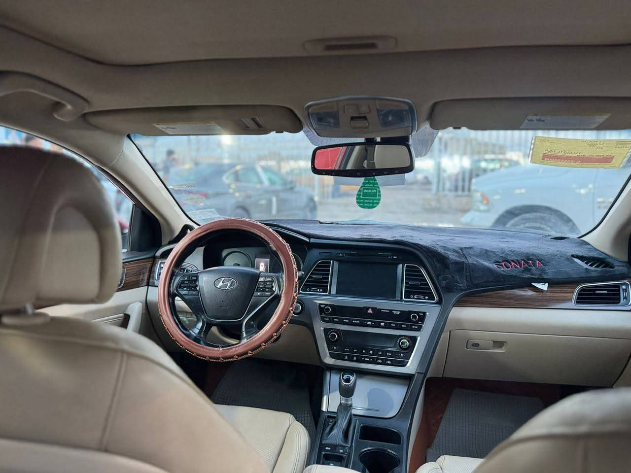 سلام عليكم سوناتا 2017 كفاله عامه
هونداي سوناتا 2017 وارد أمريكي فول مواصفات: واحد ع واحد

فتحه سقف 

تحكم استيرن 

- *المحرك*: 2.4 لتر، 4 أسطوانات، 185 حصان GDI 

- *ناقل الحركة*: أوتوماتيكي 6 سرعات

- *المواصفات الداخلية*:

- مقاعد جلدية

- نظام صوتي infiniti

- شاشة لمس 8 إنش

- نظام ملاحة

- كاميرا خلفية

- نظام فرامل ABS

- وسائد هوائية

- تدفئة وتبريد المقاعد

- نظام تحكم في السرعة

- نظام دخول ذكي

- نظام تشغيل عن بعد

- *المواصفات الخارجية*:

- جنوط ألومنيوم 18 إنش

- إضاءة LED

- مرايا جانبية كهربائية

- نظام ركن السيارة

- مكاني ميسان مركز 

السعر 120 

*********** متوفر واتس
