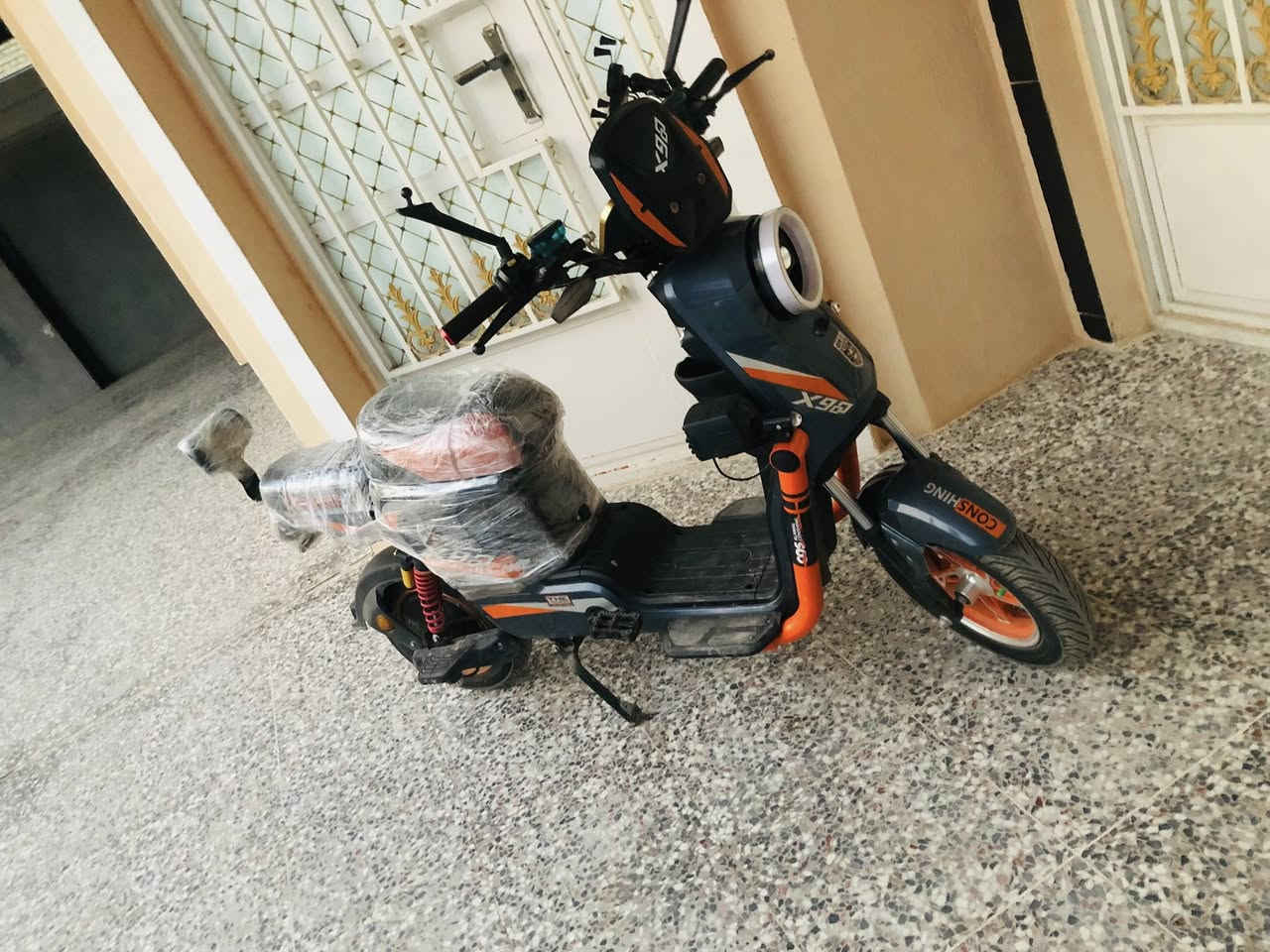 دراجه شحن للبيع x900. بطاريات كبار 5 سرعته 60حقيقي دراجه نضافه 80٪؜ دراجه بيه عطل بس سرع ماتطلع  ونمر كذالك سعر 400وبيه مجال مكان بغداد جسر ديالى  . ***********
