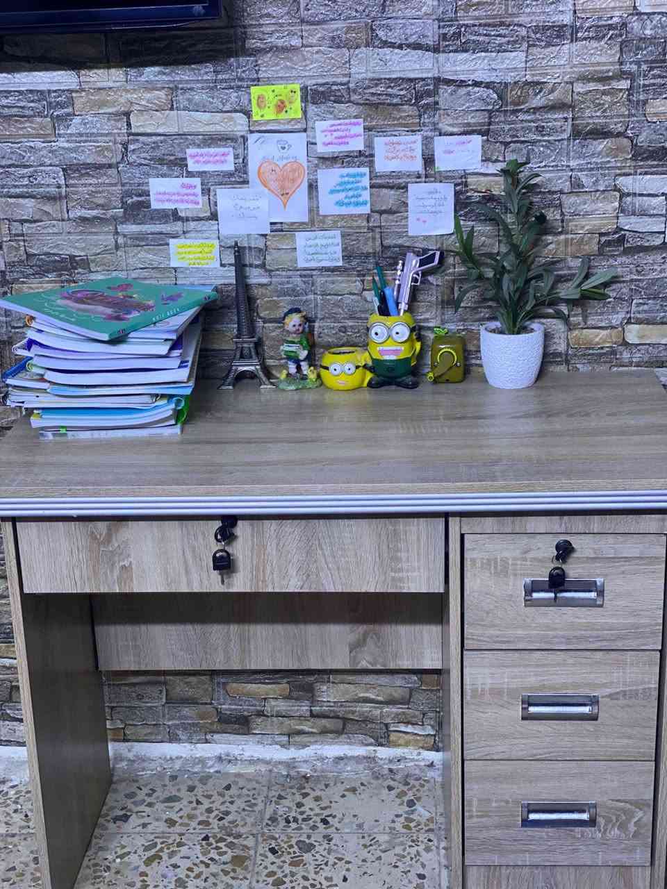 السلام وعليكم ميز مكته اخو الجديد اشتريته ابدايه المدرسه واريد ابيعه هسه السعر 75 قفل الرقم: ***********
