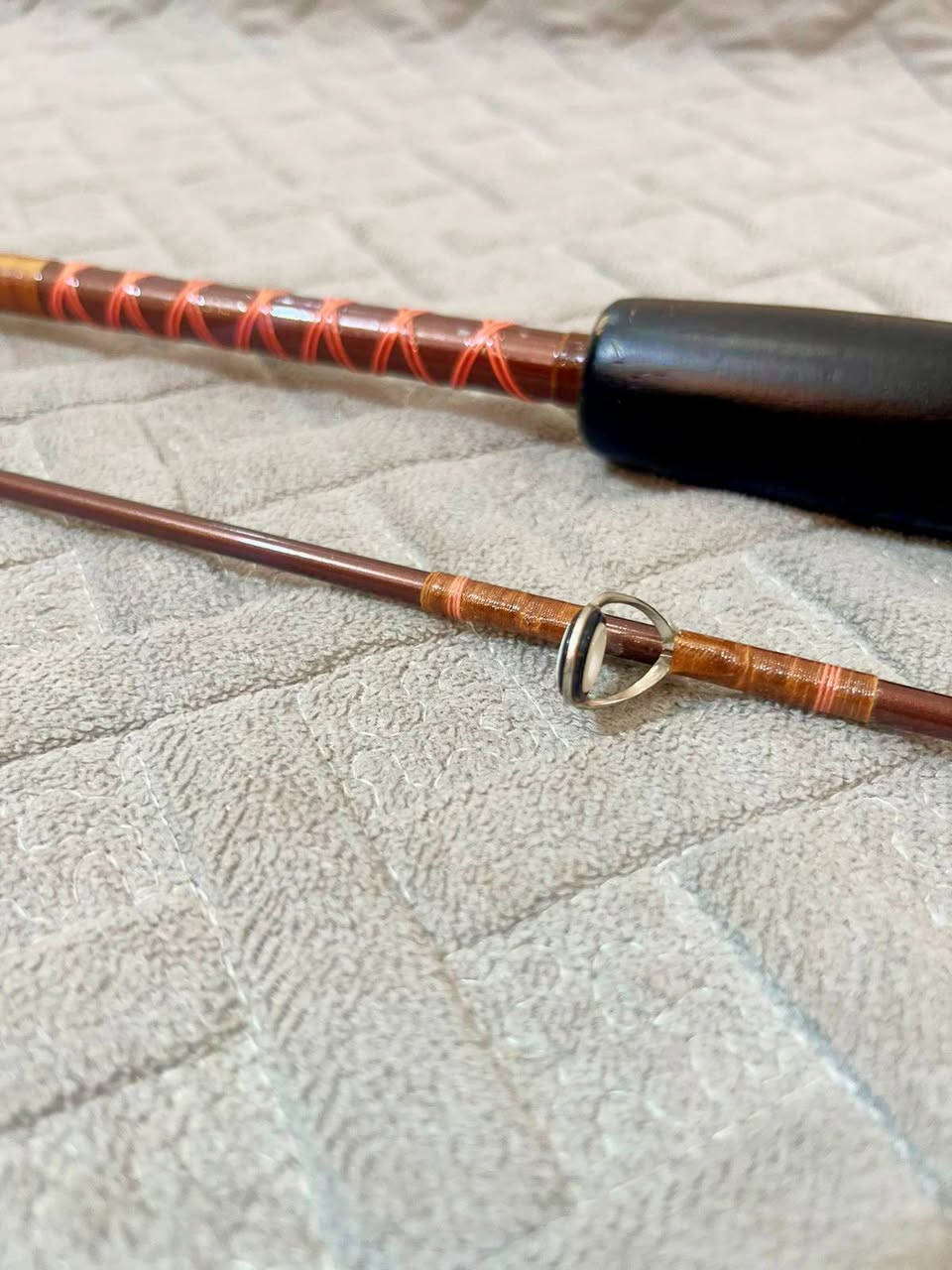 ✓✓✓السعر ٢٥ ألف 🔐✓✓✓
قصبة الصيد "KITA-KITUNE"
​الاسم بالعربي: كيتا كيتسوني (وتعني "الثعلب الشمالي" باليابانية).
​بلد الصنع🇯🇵🇯🇵🎣🐟🐬🦈🐋
: يابانية الأصل (غالباً من إنتاج شركة Olympic أو شركات يابانية عريقة مشابهة من حقبة الثمانينات والتسعينات).
​الطول: 1/80 متر
​الصلابة: تعتبر قصبة صلبة (Hard/Heavy)، وهي مخصصة للصيد الثقيل (مثل صيد الشاطئ أو من القوارب) وتتحمل أوزان سمك كبيرة.
​افايبر كلاس (Fiberglass) المعالج، وهو ما يعطيها اللون البني المميز والمتانة العالية جداً ضد الكسر مقارنة بالكاربون الحديث.

​هذه القصبة تُعتبر اليوم من "الأنتيك" أو "البالة اليابانية" المرغوبة جداً في العراق لمتانتها:
​ نظافة الحلقات (Guides) والقاعدة (Reel Seat).
​ملاحظة: القصبة التي تملكها تبدو بحالة جيدة جداً، وهي مثالية لصيد "السمتي" و"الگطان" في الأنهار العراقية لأنها لا تنكسر بسهولة.


**إذا كنت صاحب هذا الإعلان وتريد حذفه لأي سبب، رجاءا أرسل رسالة إلى الدعم الفني**