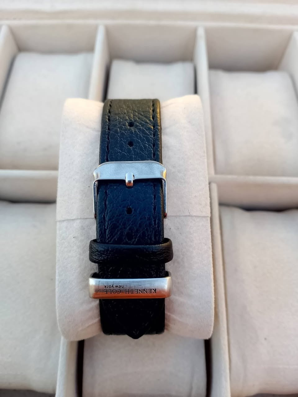 بسم الله الرحمن الرحيم 
تحيه طيبه للجميع ♥️ 
للبيع ساعه كنث كول 
براند امريكي اصلي 
مكينه ياباني اصلي 
سير جلد طبيعي مبدل
نافذه لعرض التاريخ 
مكينه بطاريه 
السعر 40 الف 💵💵 
العنوان بغداد الدورة 
يوجد توصيل إلى جميع محافظات العراق وبغداد أيضاً 
للحجز والاستفسار المراسله على الخاص او على الرقم 
ه‍ *********** ☎️ متوفر واتساب
