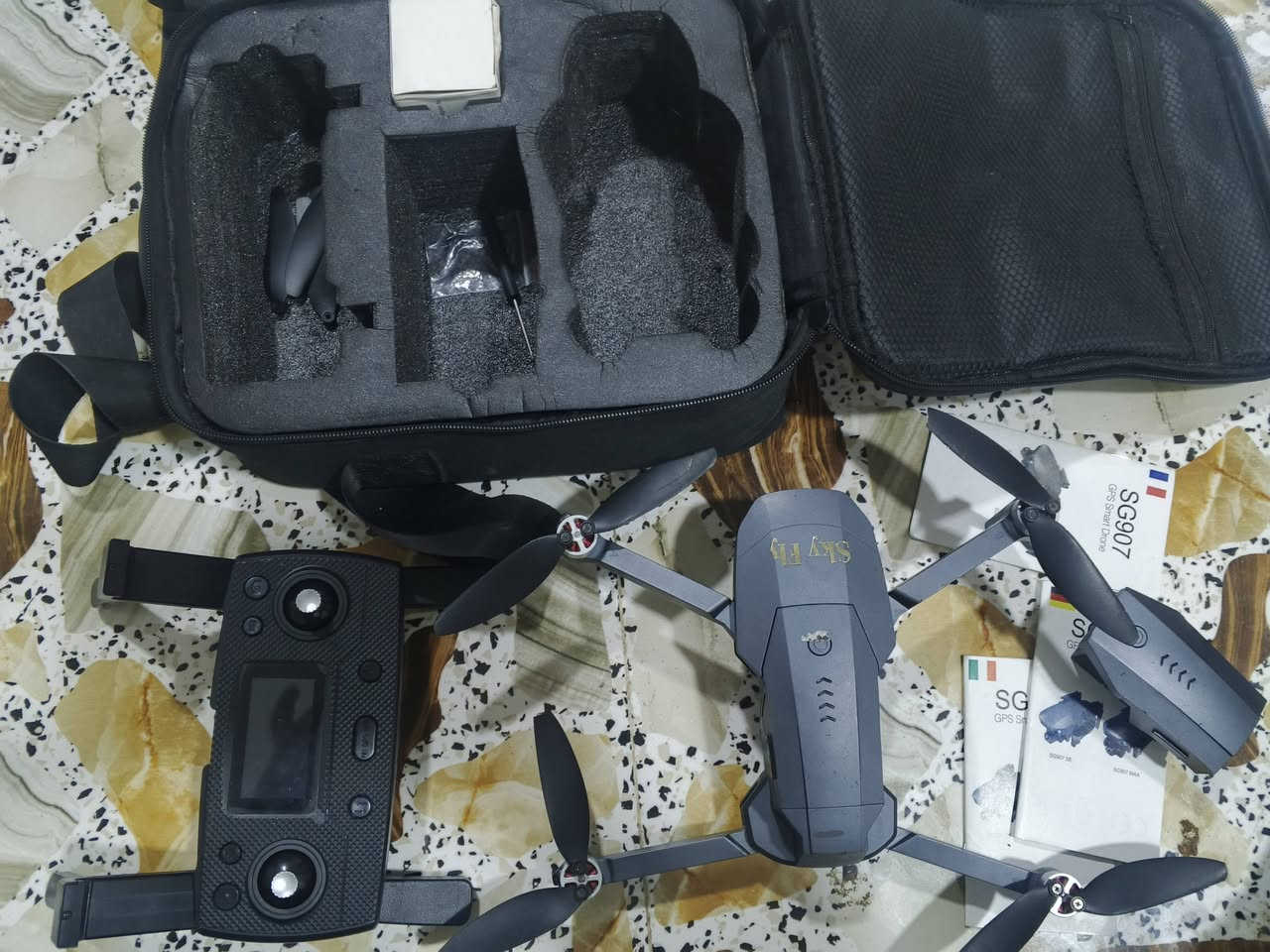 سلام عليكم طياره درون للبيع جديده صارلي شهر من أخذته بعدهي جديده وكلام الله كلشي ما ناقصهه دبل بطاريه المسافه مالته كيلوين وكلام الله بعدني ما مطيره بس مره بس معتاز ورددت ابيعه وخذته قبل شهر ب 450وكلام الله وهسه عارضه ب250  لأن والله معتاز الي يريدهاا يراسلني خاص او يراسلني واتساب عله هاذه الرقم***********
