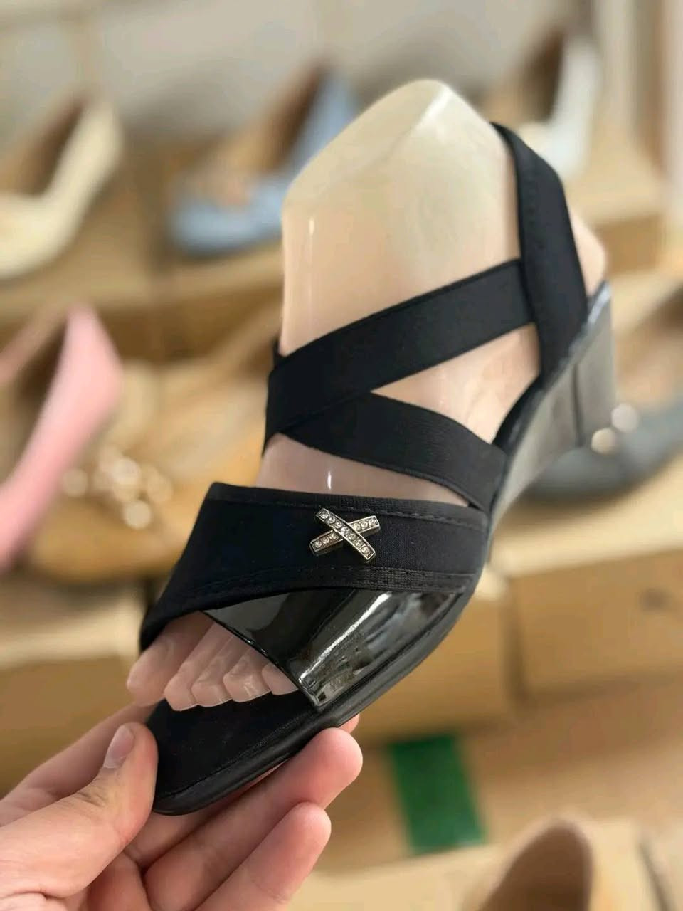 حذاء + شحاطه نسائي 
السعر فقط ٥ الف 

البيج الاول متجر رفيف 
الثاني رفيف رفيف للتسوق 
عنوان المحل الورديه خارج قرب معمل ابو كيره 
شارع البصاروه 

توصيل داخل الحله 3000 محافظات 5000


**إذا كنت صاحب هذا الإعلان وتريد حذفه لأي سبب، رجاءا أرسل رسالة إلى الدعم الفني**