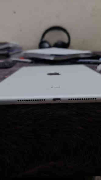 السلام عليكم ورحمة الله وبركاته 
♦️ ايباد الجيل التاسع | iPad 9th  ♦️
الجهاز نضيف جداً. استخدام دراسة فقط لا غير ( نادراً العب ببجي او ماينكرافت ) ولاصق الشاشة اول ما اشتريت الجهاز.
الجهاز يجي مع الكارتون الاصلي وكامل ملحقات 
مع كيبورد وحافظة وقلم 
الجهاز  مفيد للدراسة والالعاب ( مثل ببجي او غيرها )
السعر 340 وبي مجال. 
مكاني نجف حي العسكري 

***********
***********
