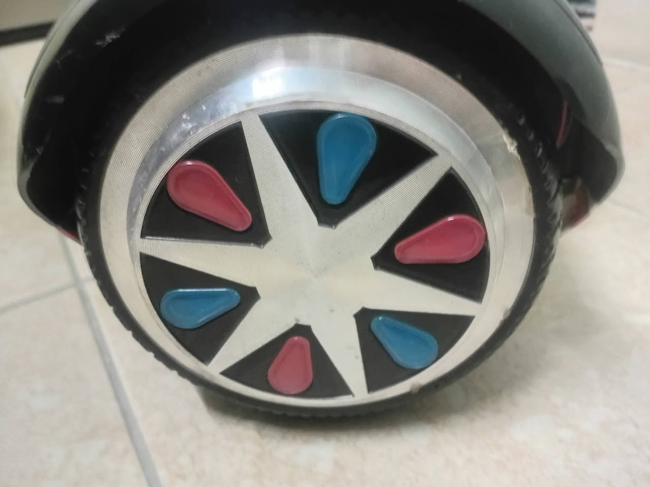 من رخصة الأدمن 
سكوتر ذكي نظيف شاحن والريمونت كامل وتمام فقط كسر باليده السعر عالخاص


**إذا كنت صاحب هذا الإعلان وتريد حذفه لأي سبب، رجاءا أرسل رسالة إلى الدعم الفني**