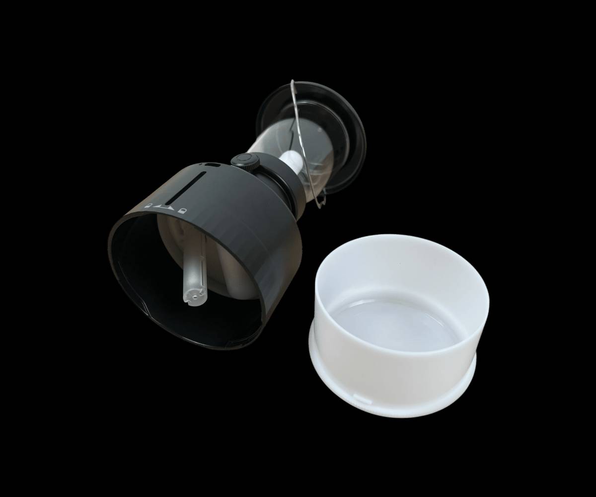 مبخرة فانوس مع مرطب هواء وإضاءة ليد (Lighthouse Camping Lamp Humidifier)

الاستخدامات

تُستخدم كمبخرة عصرية لتعطير المكان برذاذ الماء أو العطور الخفيفة.

تعمل كمرطب هواء لتحسين جودة الهواء وتقليل الجفاف.

مناسبة للاستخدام في المنازل، غرف النوم، المكاتب، أو أثناء التخييم.

يمكن استخدامها كفانوس إضاءة ديكوري بإضاءة دافئة مريحة.

مثالية للاسترخاء، النوم، أو الأجواء الهادئة.

المميزات

تصميم فانوس أنيق مستوحى من مصابيح التخييم الكلاسيكية.

وظيفة مزدوجة: مرطب هواء + إضاءة LED.

سعة خزان الماء: 260 مل.

معدل الرذاذ: 30–50 ملساعة.

بطارية مدمجة بسعة 1200mAh قابلة لإعادة الشحن.

قدرة التشغيل: 1.5 واط موفرة للطاقة.

مستوى الإضاءة قابل للتعديل من 1% إلى 100%.

لون الإضاءة دافئ (تقريبًا 2800K).

إمكانية الرش المستمر أو المتقطع مع مؤقت إيقاف تلقائي.

خامات تصنيع متينة: ABS + PET مع مكونات إلكترونية عالية الجودة.

يعمل بتيار تشغيل 450mA.

منفذ شحن USB Type-C.

مؤشر ضوئي لحالة الشحن.

وزن خفيف نسبيًا: حوالي 272 غرام.

يتوفر بعدة ألوان (أبيض – أخضر – أسود).

محتويات الصندوق

مبخرة فانوس مع مرطب هواء.

كابل شحن USB.

عود قطن داخلي (مع عود إضافي احتياطي).

كتيب تعليمات.

خزان ماء قابل للفك.

الملاحظات

يُنصح باستخدام ماء الحنفية أو الماء المعدني، ولا يُنصح باستخدام الماء المقطر.

لا يُسمح باستخدام زيوت عطرية ثقيلة داخل الخزان.

يجب نقع عود القطن بالماء قبل أول استخدام.

لا يُغسل الجهاز مباشرة بالماء لتجنب تلف الدائرة الكهربائية.

غير مناسب للاستخدام من قبل الأطفال دون 14 سنة بدون إشراف.

بلد المنشأ: الصين.

قياس الكرتون: طول 10 × عرض 10 × ارتفاع 24 سم.