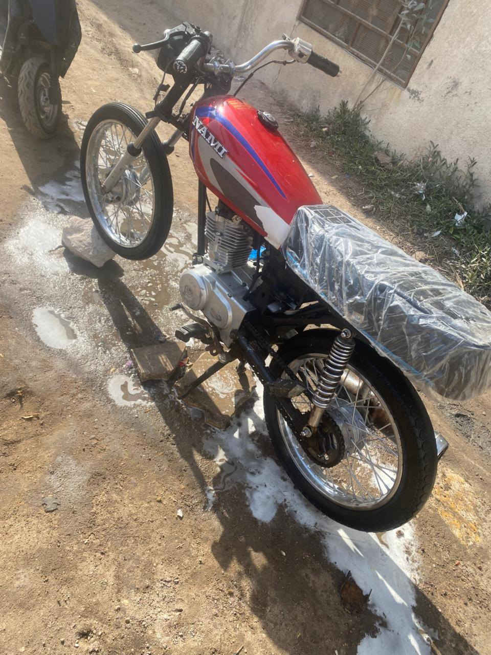 سلام عليكم دراجه ايراني للبيع ادوات مكفوله من السرقه دراجه تخبل شلعه ومعدل محرك ناعم ماينسمع اريدها ب 375 وبيها مجال مكاني بصره الجزائر رقم ***********
